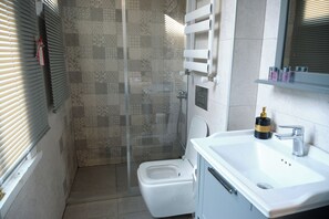 Doppia Deluxe | Bagno | Doccia, asciugacapelli, pantofole, asciugamani
