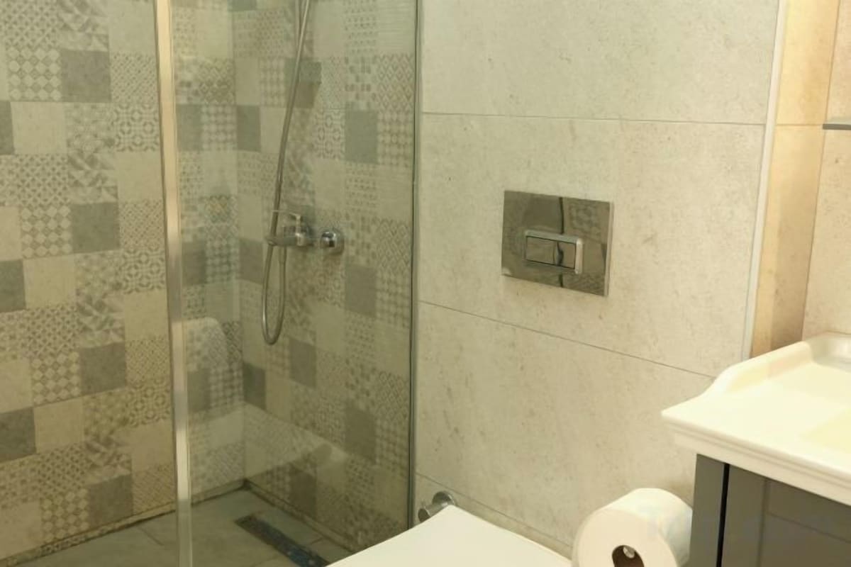 Dutxa, assecador de cabells, sabatilles i bidet 