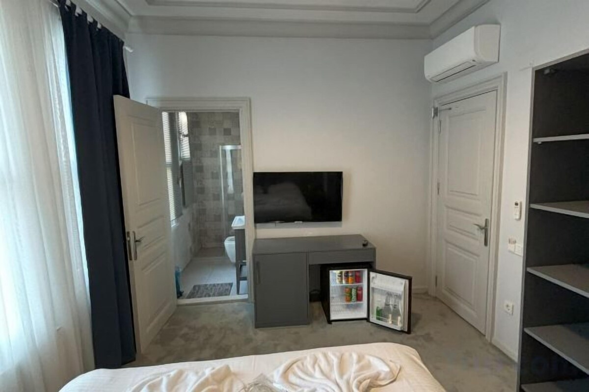 Egyptian cotton sheets, premium bedding, minibar, in-room safe