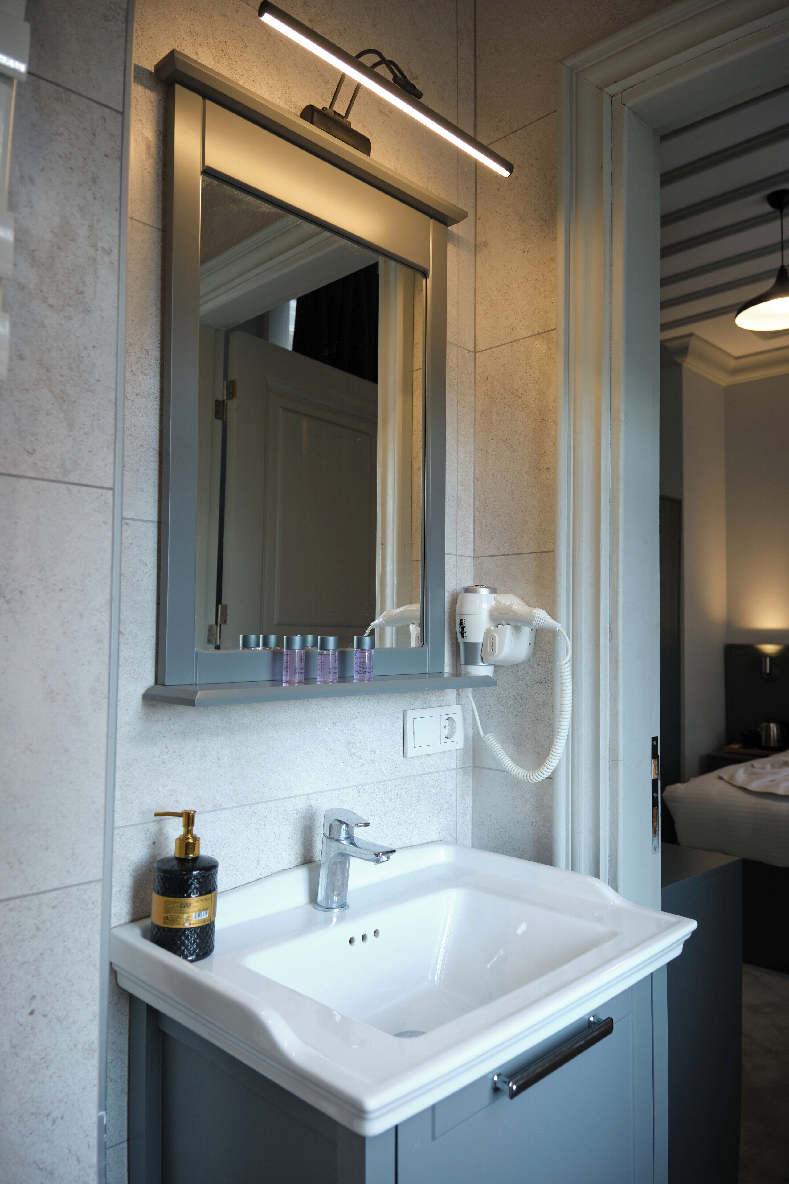 华丽双人房 | 浴室 | 淋浴设施、吹风机、拖鞋、毛巾