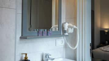 Deluxe Double Room | Bathroom | Shower, hair dryer, slippers, towels