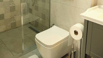 Habitación doble estándar, 1 cama Queen size, para no fumadores | Regadera en el baño