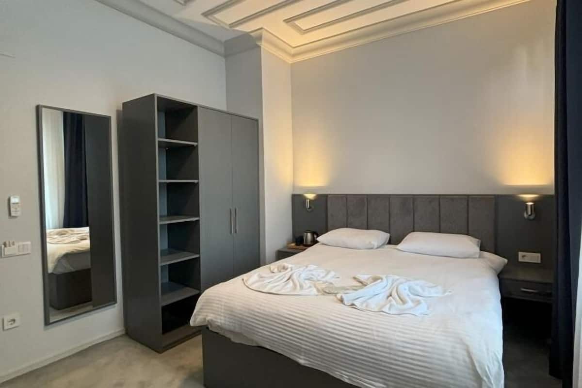 Egyptian cotton sheets, premium bedding, minibar, in-room safe