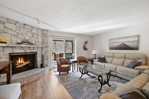 Smart TV, fireplace - GV-3  Don't Worry Beech Happy  2 BR/2 BA Condo on the Golf Course (Beech Mountain)