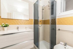Family Townhome, Multiple Bedrooms (Villa Maestrale 100M from beach) | Bathroom | Combined shower/bathtub, bidet, towels, soap - Villa Maestrale 100m From Beach (Olbia)