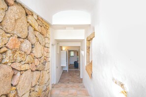 Family Townhome, Multiple Bedrooms (Villa Maestrale 100M from beach) | Interior