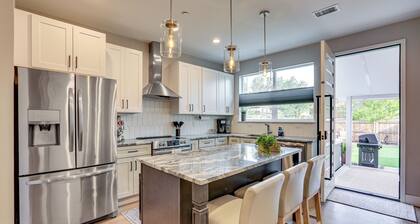 Hot Tub & Mtn-view Rooftop Deck: Golden Home