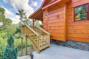 House (2 Bedrooms) | Interior - Sevierville 'woods Retreat' Cabin w/ Mtn View (Sevierville)