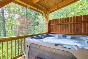 House (2 Bedrooms) | Interior - Sevierville 'woods Retreat' Cabin w/ Mtn View (Sevierville)
