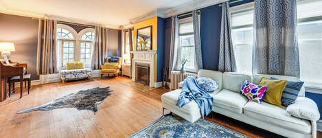 Télévision, cheminée, livres