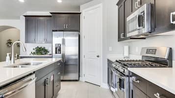 House (3 Bedrooms) | Interior