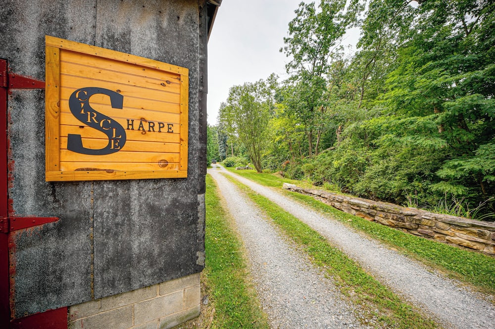 15 Mi to Penn State: Hideaway w/ Fire Pit! - Spring Mills, PA
