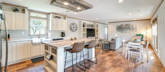 Texas Ranch Retreat: Swim On-site