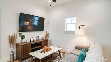 House (3 Bedrooms) | Living area