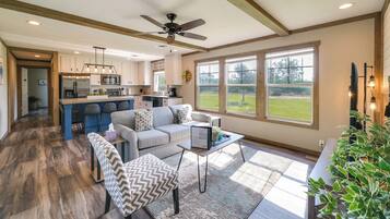 House (3 Bedrooms) | Interior