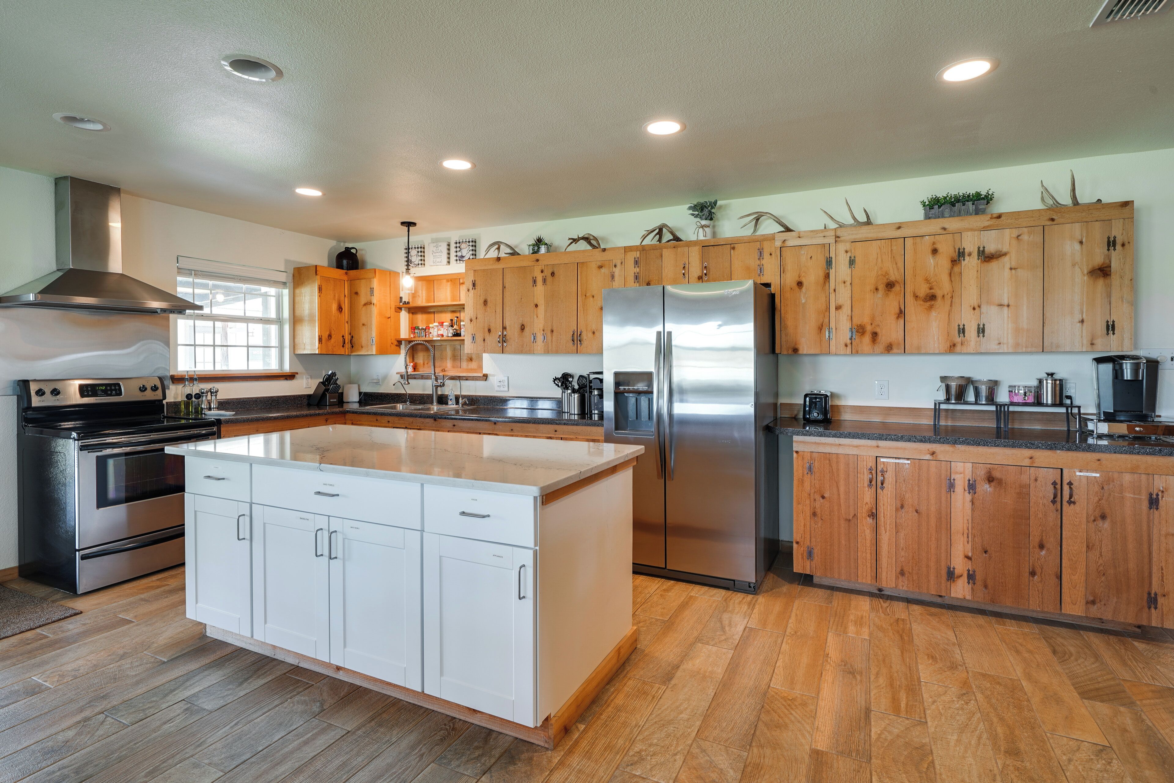 House (5 Bedrooms) | Interior