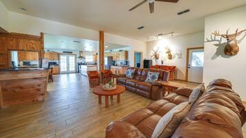 House (5 Bedrooms) | Interior