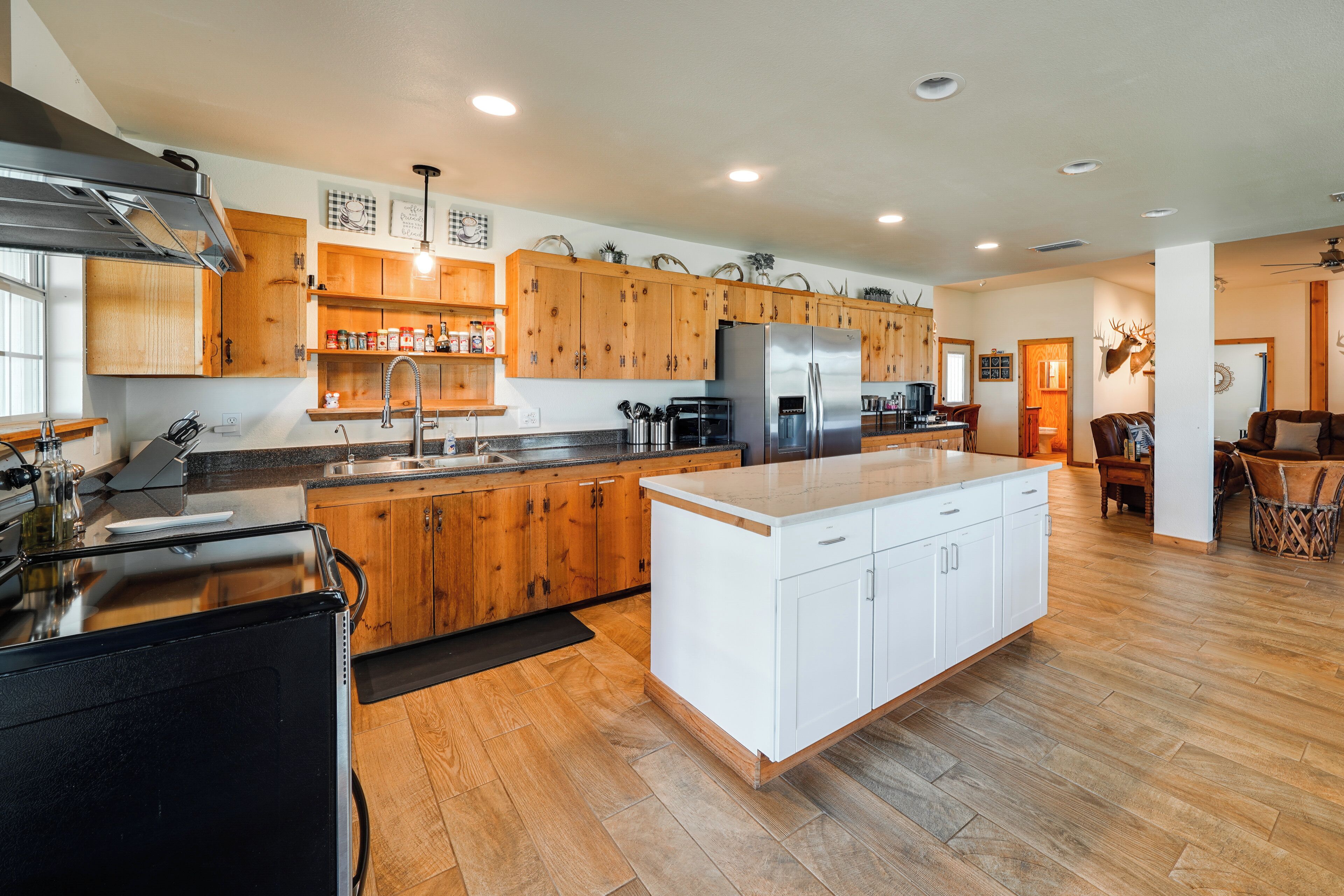 House (5 Bedrooms) | Interior