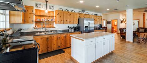 House (5 Bedrooms) | Interior