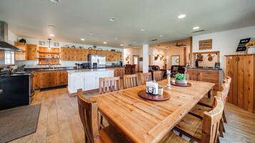 House (5 Bedrooms) | Interior