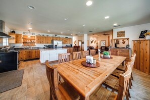 House (5 Bedrooms) | Interior