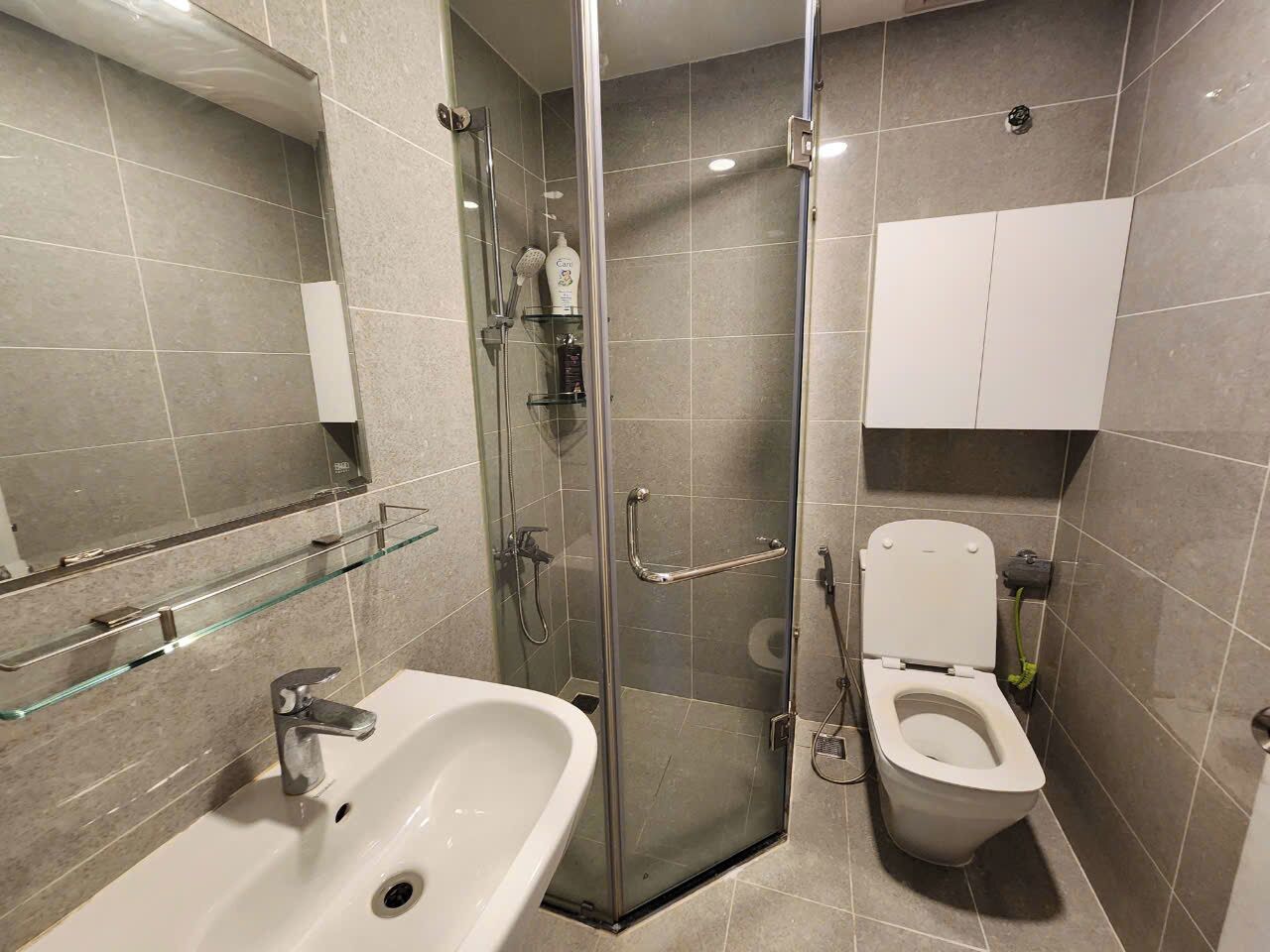 Apartamento Deluxe, vistas a la ciudad | Baño | Secador de pelo y zapatillas
