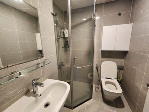 Apartemen Deluks, pemandangan kota | Kamar mandi | Pengering rambut dan sandal