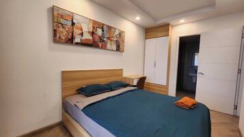 Deluxe-Apartment, Stadtblick | 2 Schlafzimmer, Verdunkelungsvorhänge, Bügeleisen/Bügelbrett