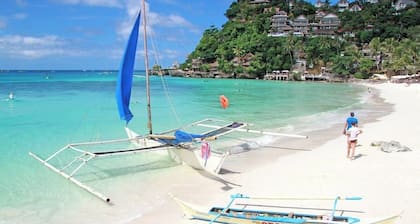 Charming Studio with Kitchen and Air Con – 4 Min Walk to Beach
