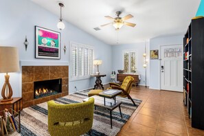 Interior - Casa Linda – Colorful Mid-Century Pool Home (Palm Springs)