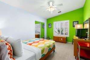3 bedrooms, desk