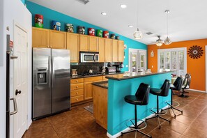 Fridge, microwave, oven, stovetop - Casa Linda – Colorful Mid-Century Pool Home (Palm Springs)