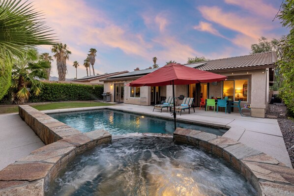 A heated pool - Casa Linda – Colorful Mid-Century Pool Home (Palm Springs)