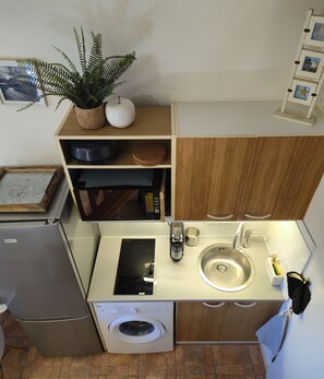 Réfrigérateur, micro-ondes, cafetiÚre/bouilloire, bouilloire électrique