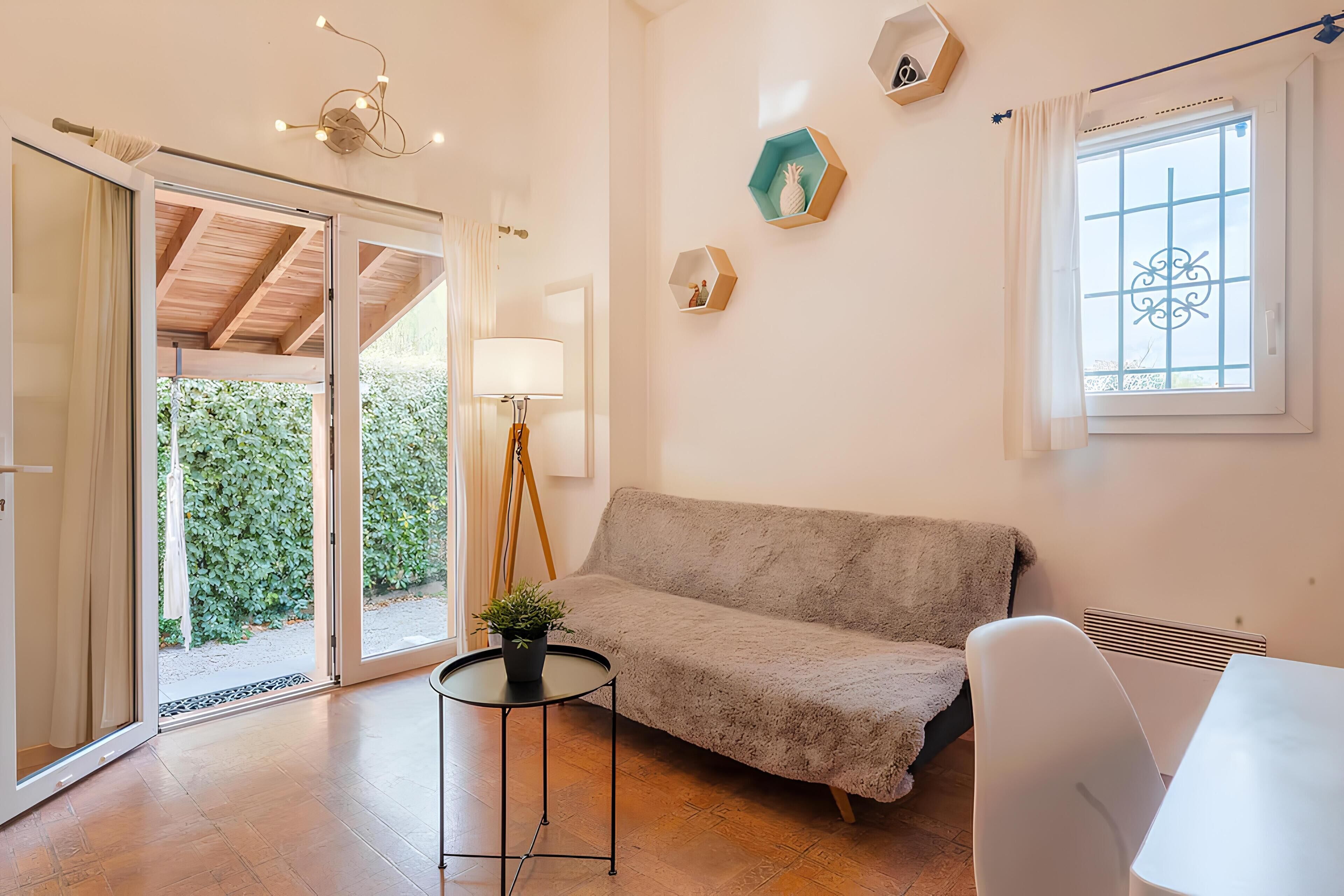 Een smart-tv en een tafeltennistafel