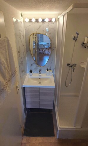 Dusche, Haartrockner, Handtücher, Seife