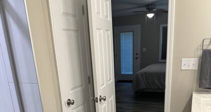 Lake House 4-bedroom/ 4 bath in Buchanan 1 Mile behind Paris Landing Marina.