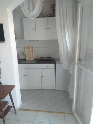 House | Private kitchen | Fridge, stovetop - Studio Apartment With sea View (Komiza)