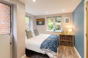 3 bedrooms, iron/ironing board, travel crib, WiFi - Host & Stay | Clearmount Cottage (Weymouth)