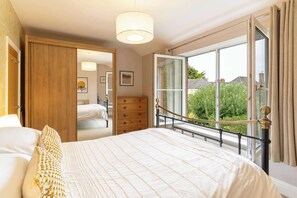 3 habitaciones, tabla de planchar con plancha, cuna de viaje y wifi 