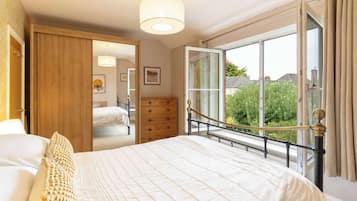 3 bedrooms, iron/ironing board, travel crib, WiFi