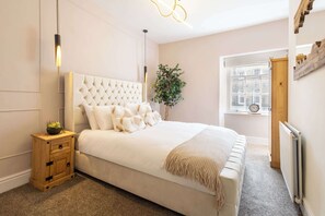 3 bedrooms, desk, iron/ironing board, travel cot - Host & Stay | Yule House (Alnwick)