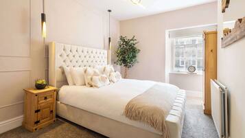 3 bedrooms, desk, iron/ironing board, travel cot