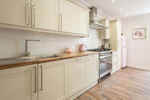 雪櫃、微波爐、焗爐、爐具