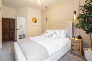 3 habitaciones, escritorio y tabla de planchar con plancha 