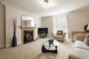 Televisión, chimenea y oficina 