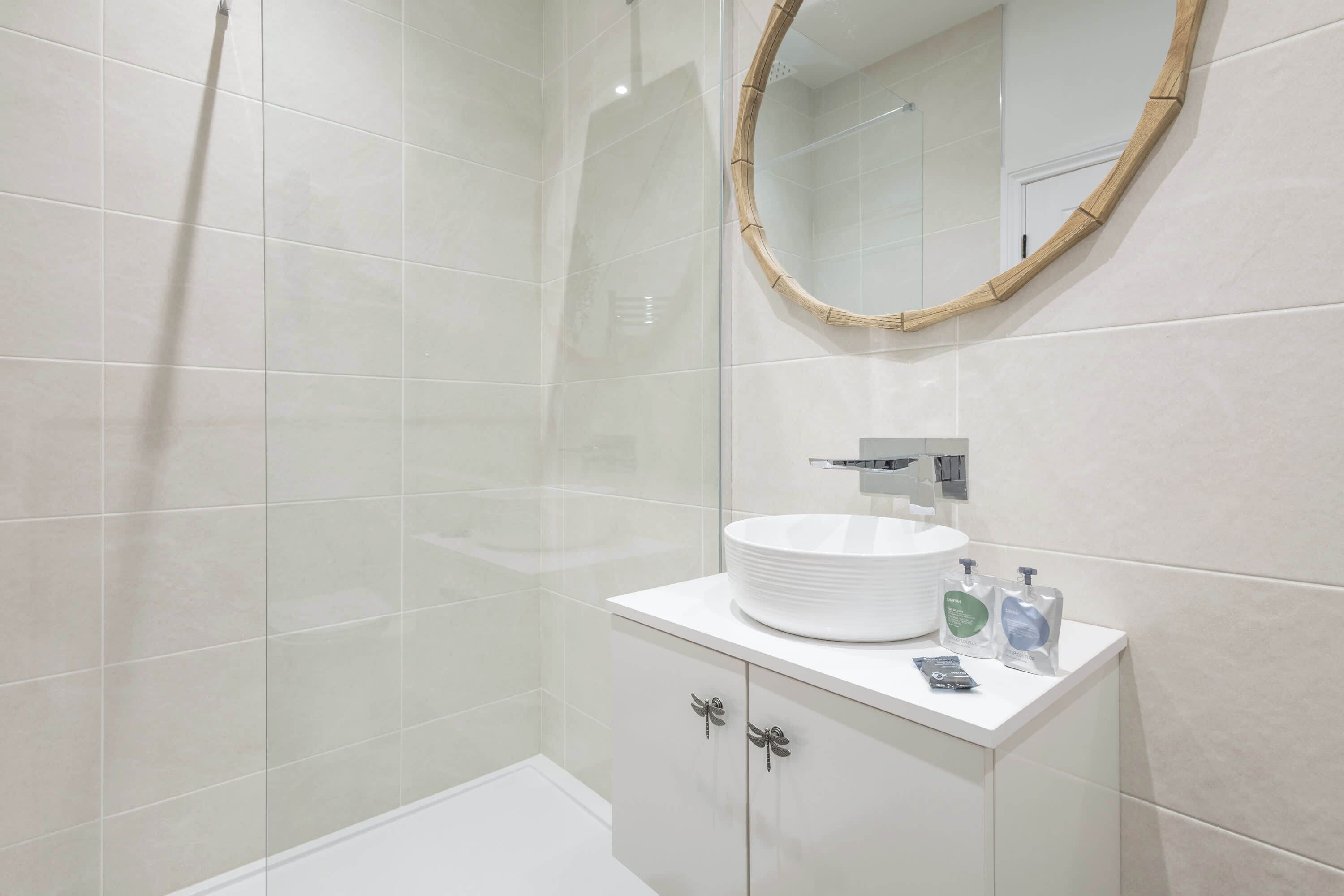 Shower, hair dryer, towels, shampoo