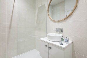 Shower, hair dryer, towels, shampoo - Host & Stay | Yule House (Alnwick)