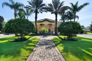 Property grounds - 5BR Family Oasis by Disney: Private Pool & Grill (Kissimmee)