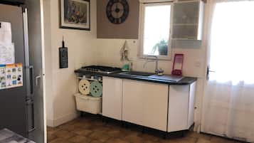 Fridge, microwave, oven, coffee/tea maker